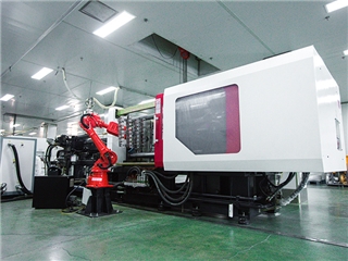 中空吹塑成型(xíng)机及六轴(zhóu)取件机器人(rén)